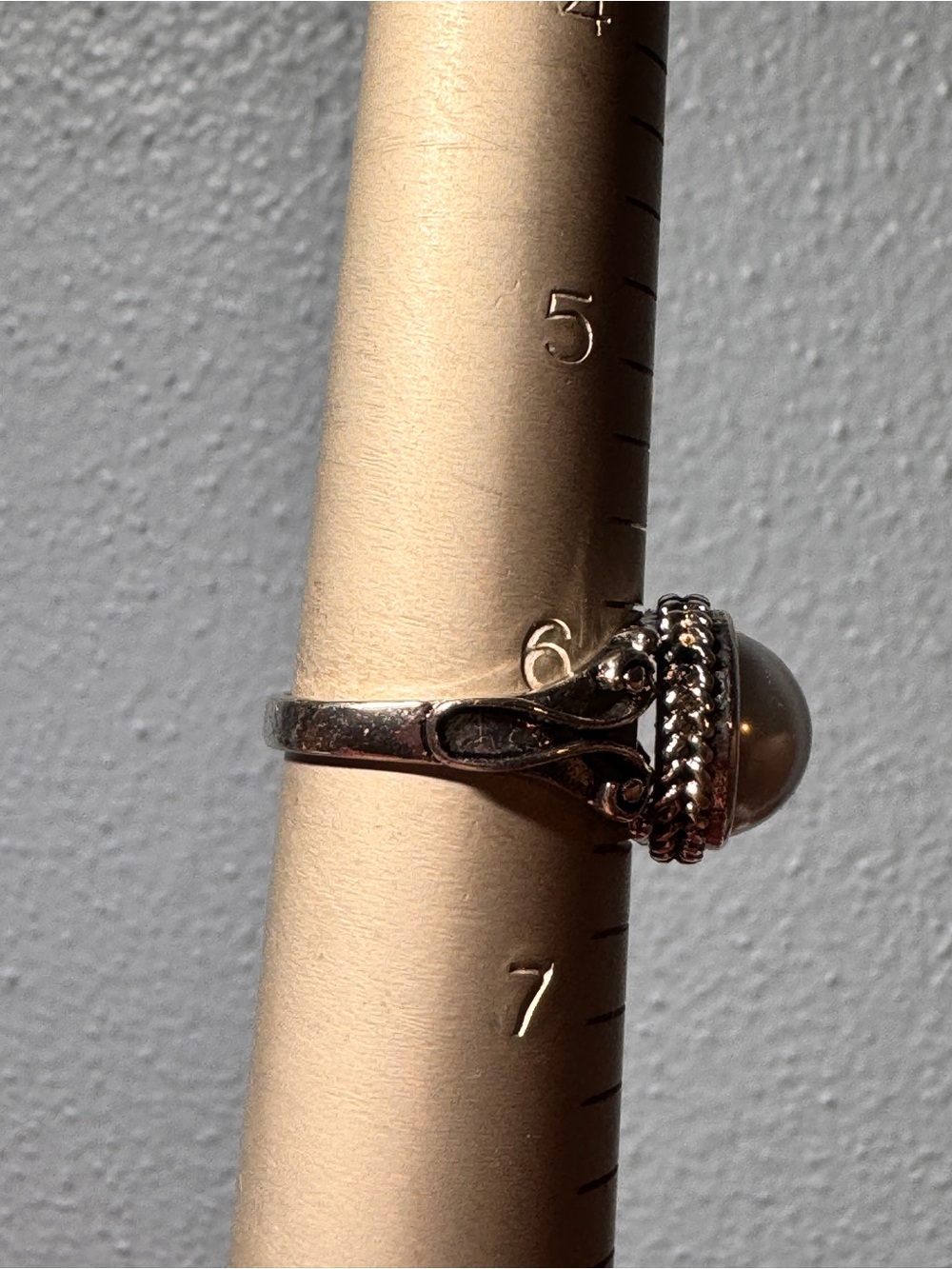 Vintage-Style Silver Ring with Pearl-Like Cabochon - Cream - Picture 3 of 5
